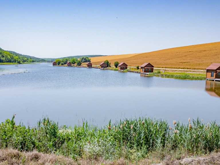 Kistormás